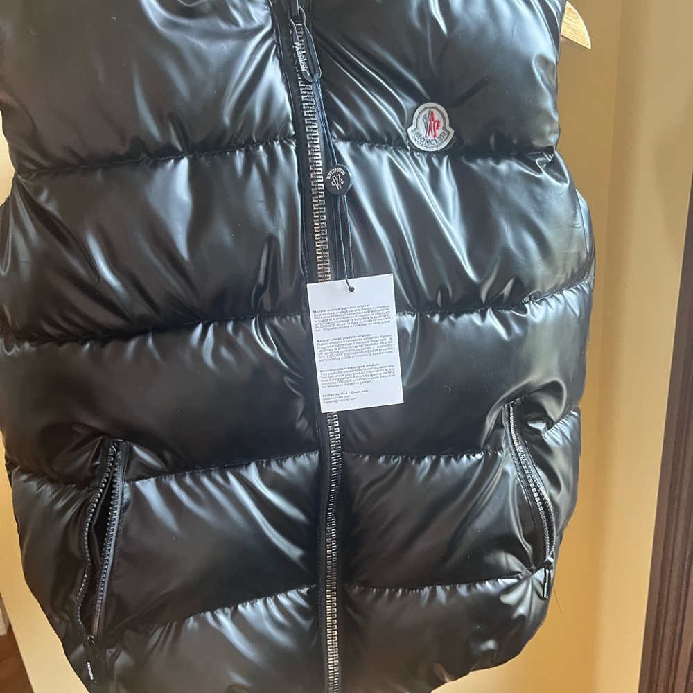 Moncler Black Puffer Jacket Luxurious Quilted Design